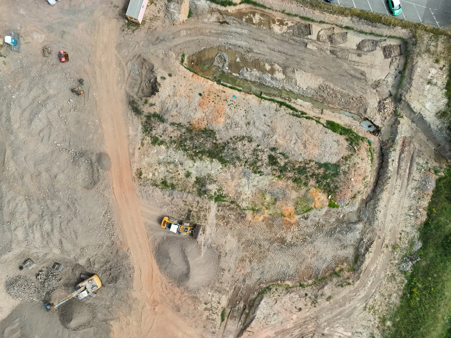 Baufläche am 6. August 2026 mit Erdarbeiten und Baumaschinen